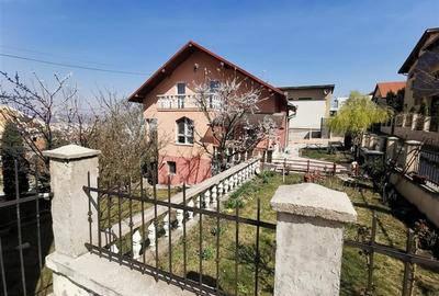 Casă cu 8 camere în Andrei Mureșanu