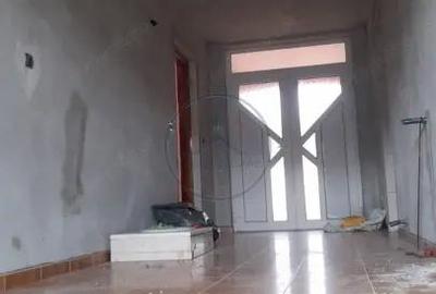 Casă cu 4 camere cu Teren 2000 Mp în Central - 1