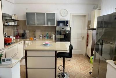 Casă cu 4 camere cu Teren 1050 Mp în Central - 1