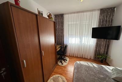 Apartament cu 3 camere decomandat, mobilat în Sărari