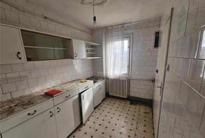 Apartament cu 3 camere semidecomandat în Micro I - 16