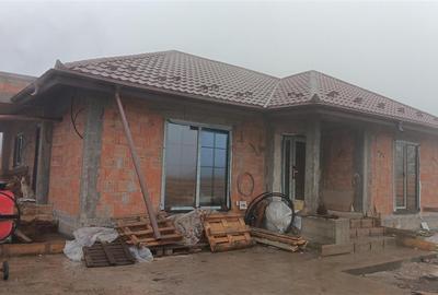 Casă individuală cu 4 camere cu Canalizare în Aroneanu