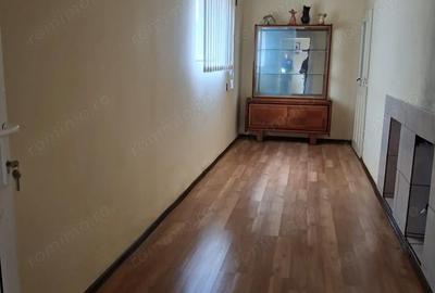 Casă cu Teren 1900 Mp în Peretu - 9