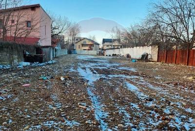 Teren de 2000 mp, în Militari