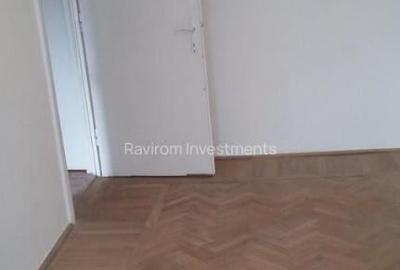 Apartament trei camere etaj 2 nemobilat 9 Mai vis - a - vis de Sportiv - 2