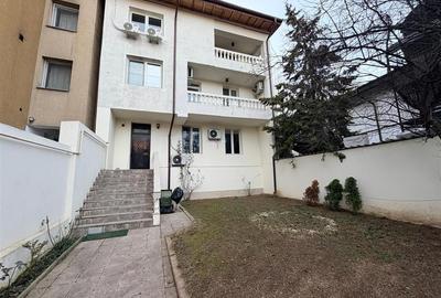 Casă cu 10 camere cu Canalizare în Parcul Carol