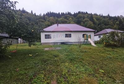 Casa / Vila cu 4 camere de vanzare Tarcau - 1