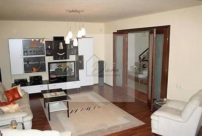 Casă individuală cu 8 camere cu Canalizare în Central - 2