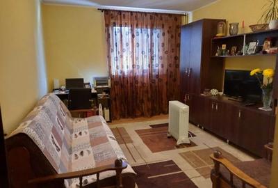 Apartament cu 3 camere semidecomandat, mobilat în Podu Roș