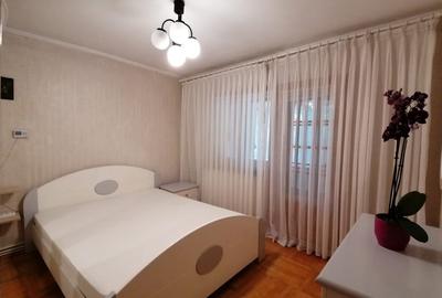 PROPRIETAR - Apartament 4 camere de inchiriat Piata Moldovei - Scoala 2 - 4