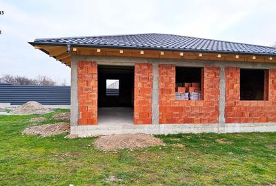 Casă cu 3 camere în Dumbrava Roșie