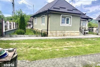 Casă cu 5 camere cu Teren 10000 Mp în Petrești - 1