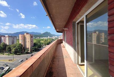 Apartament spațios cu 4 camere, liniștit și însorit.