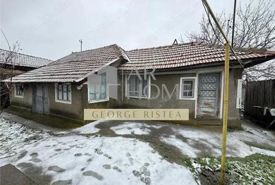 Casă cu 6 camere cu Teren 1438 Mp în Tomșani - 1