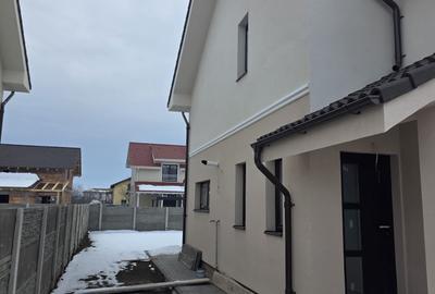 Duplex cu 4 camere cu Canalizare în Moșnița Nouă - 2