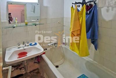 Apartament cu 3 camere semidecomandat în Giulești