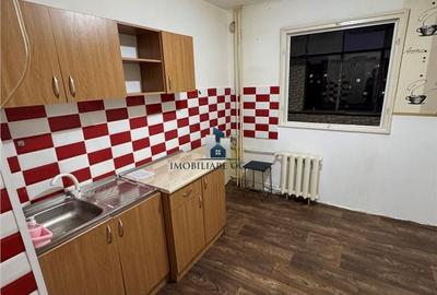 Apartament cu 3 camere semidecomandat în Berceni - 1