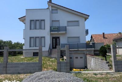 Casă cu 4 camere cu Teren 270 Mp în Livada