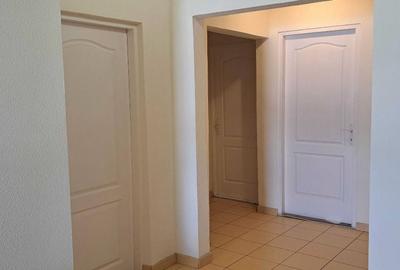 Apartament cu 4 camere decomandat în Eremia