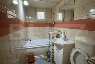 Casa de vanzare, cu 4 camere, zona Sector 5 - 13