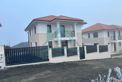 Casă cu 4 camere în Dezmir