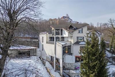 Casă individuală cu 8 camere cu Canalizare în Central - 51