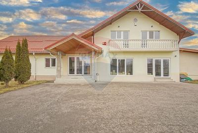 Casă cu 7 camere cu Teren 1400 Mp în Stupini - 3