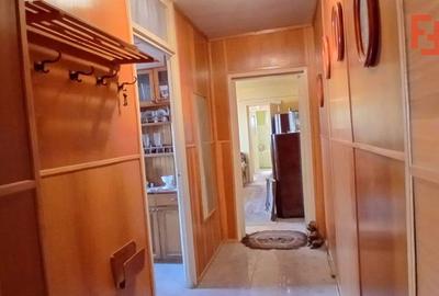 Apartament cu 3 camere semidecomandat, mobilat în Complex Studențesc