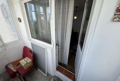 Apartament cu 3 camere decomandat, mobilat în CET - 8