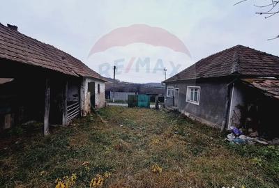 Casă cu 2 camere cu Teren 2443 Mp în Hidiș