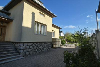Casă cu 4 camere în Central - 2