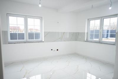 Casă cu 5 camere cu Teren 765 Mp în Păulești - 2