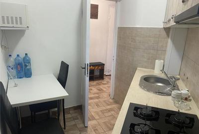 Garsoniera , zona ultracentrala - Piata Moldovei , et 3/4 , - 1