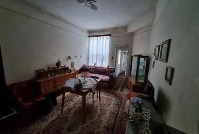 A 42 Proprietarul vinde apart 2 camere in vila linga Casa Memoriala George Bacovia, zona centrala - 9