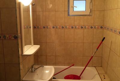 Apartament cu 4 camere decomandat în CET - 5