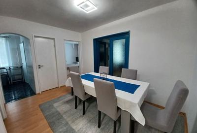 Apartament cu 4 camere semidecomandat, mobilat în Decebal