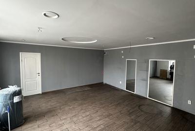 Spațiu comercial, de 100 mp, în Central - 4