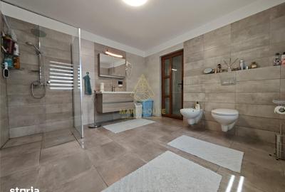 Casă cu 6 camere cu Teren 3350 Mp în Hemeiuș
