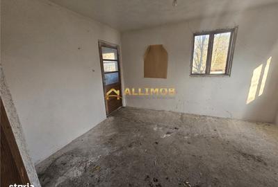 Casă cu 4 camere cu Teren 1000 Mp în Vâlcănești