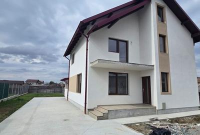 Casă cu 4 camere cu Teren 600 Mp în Bradu