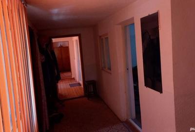 Casă cu 3 camere în Poienarii Burchii - 8