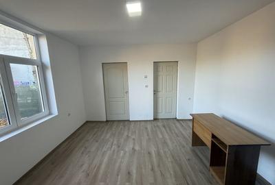 2 corpuri de Casă renovate + teren 125 mp Campina - 9