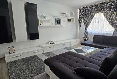 Apartament cu 3 camere decomandat, mobilat în Micro 3