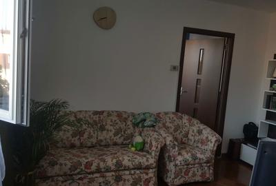 Apartament cu 3 camere semidecomandat în Micro 1