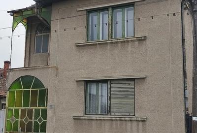 Casă cu Teren 1886 Mp în Central - 1