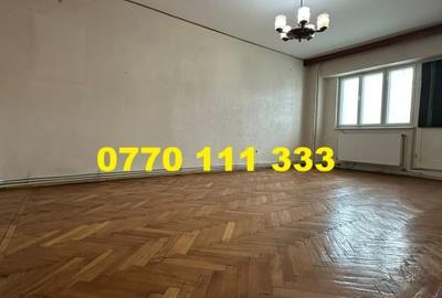 Spatios! 3 camere decomandat, ansamblul Dorobantilor, etaj 3.