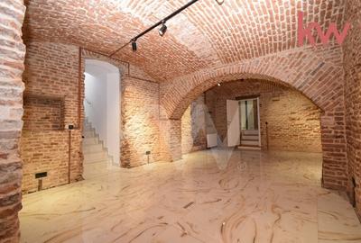 Casa demisol, parter, mansarda, langa Muzeul Olteniei, teren 418 mp, 12 camere - 11