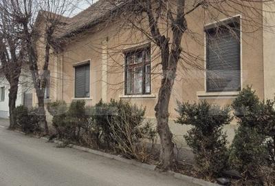 Casa de vanzare, curte comuna cu 1 locatar, 110 mp, zona ultracentrala - 1