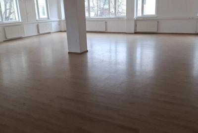 Spațiu comercial, de 140 mp, în Central - 3