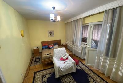 Apartament cu 4 camere decomandat în Central